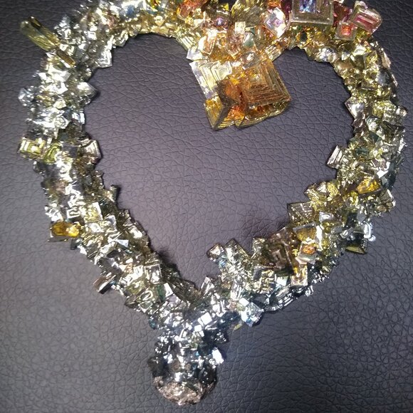 Heart-shaped sculpture made from Bismuth Crystals - Picture 2 of 3